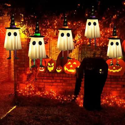 SpookyGlow – Hængende spøgelseslampe med heksehat-vedhæng