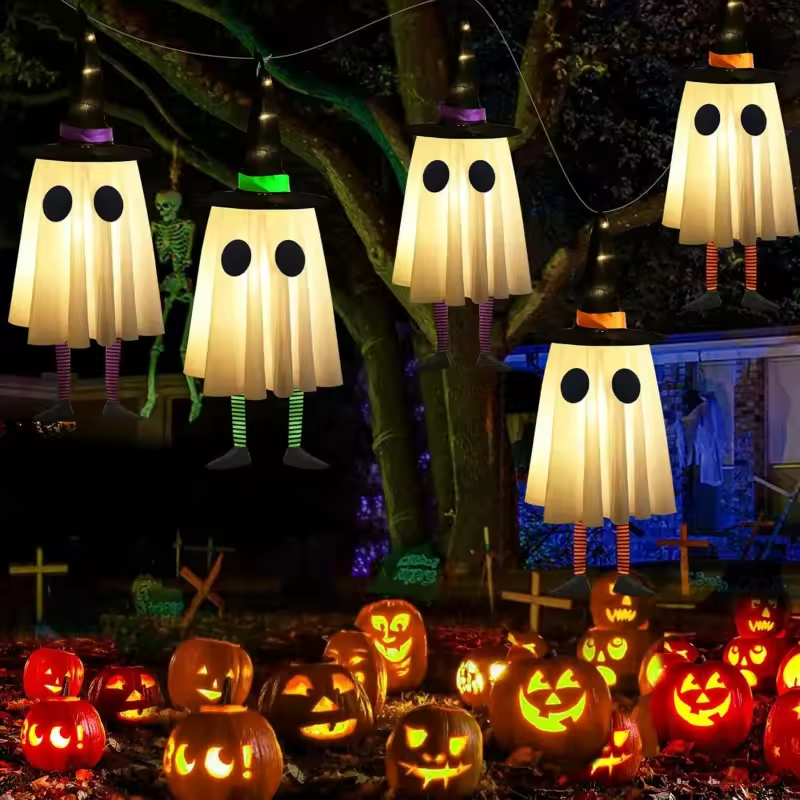 SpookyGlow – Hængende spøgelseslampe med heksehat-vedhæng