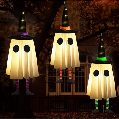 SpookyGlow – Hængende spøgelseslampe med heksehat-vedhæng