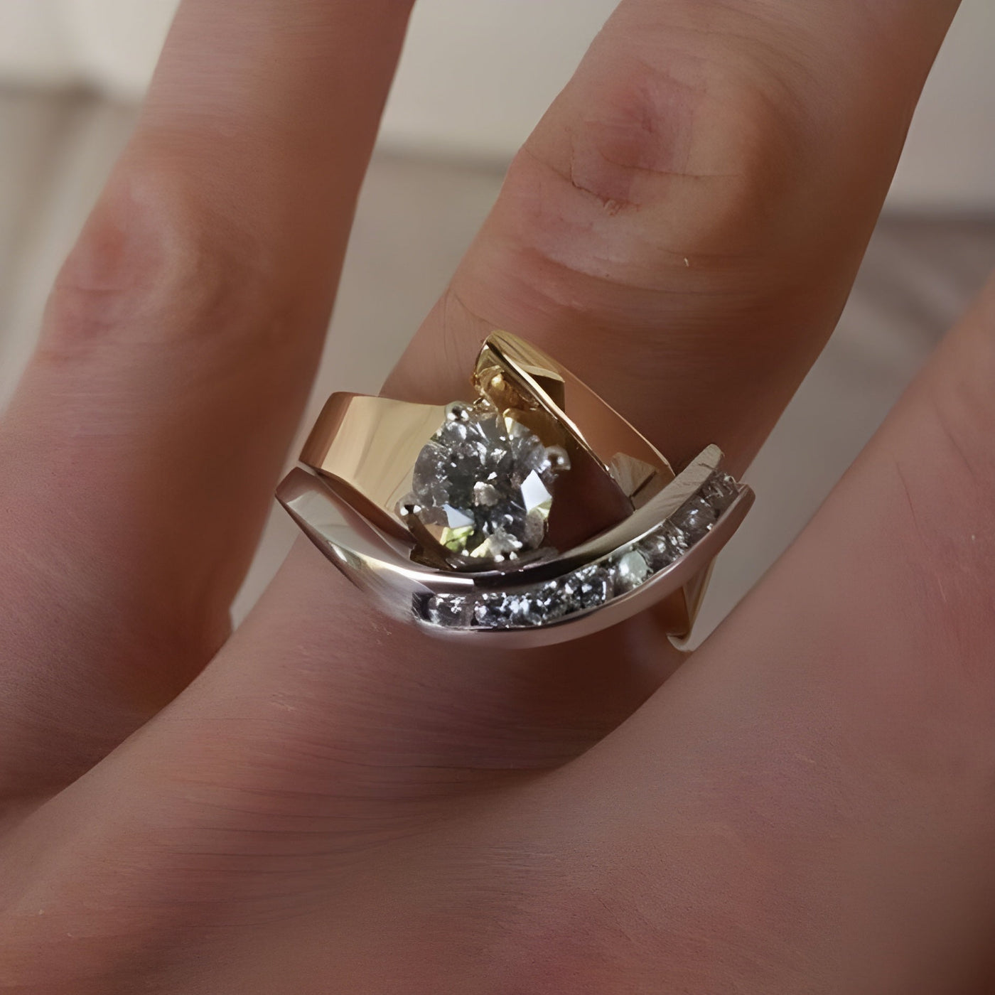 Vintage ring i guld og sølv med uregelmæssig form og zirkoner