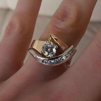 Vintage ring i guld og sølv med uregelmæssig form og zirkoner